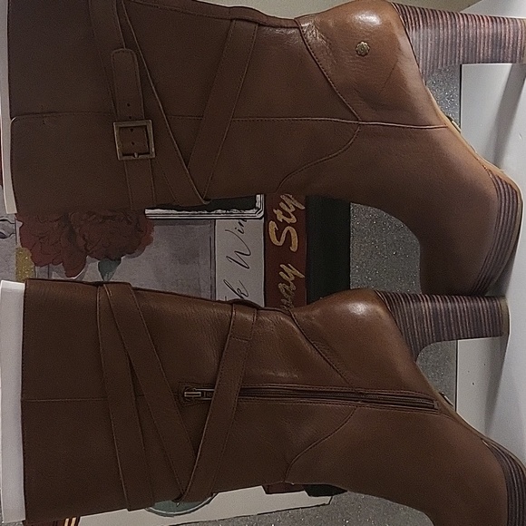 UGG Boots - Picture 2 of 4